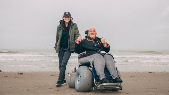 Met de strandrolstoel en Kristel naar zee!