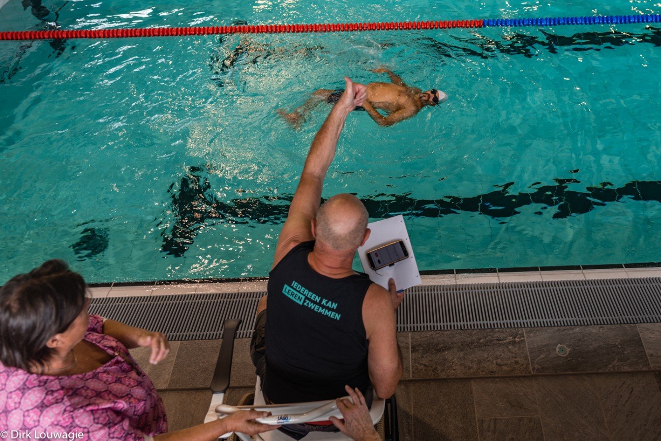 Een zweminstructeur geeft zwemles