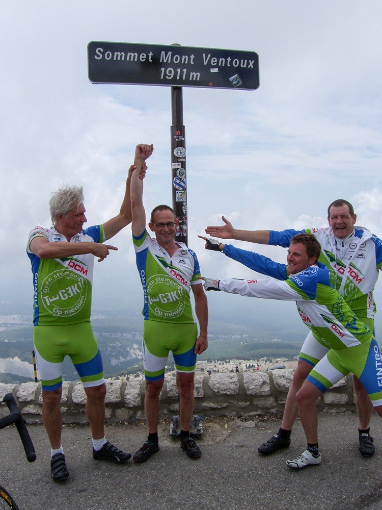 Patrick viert samen met zijn medewielrenners zijn rit naar de top van de Mont Ventoux